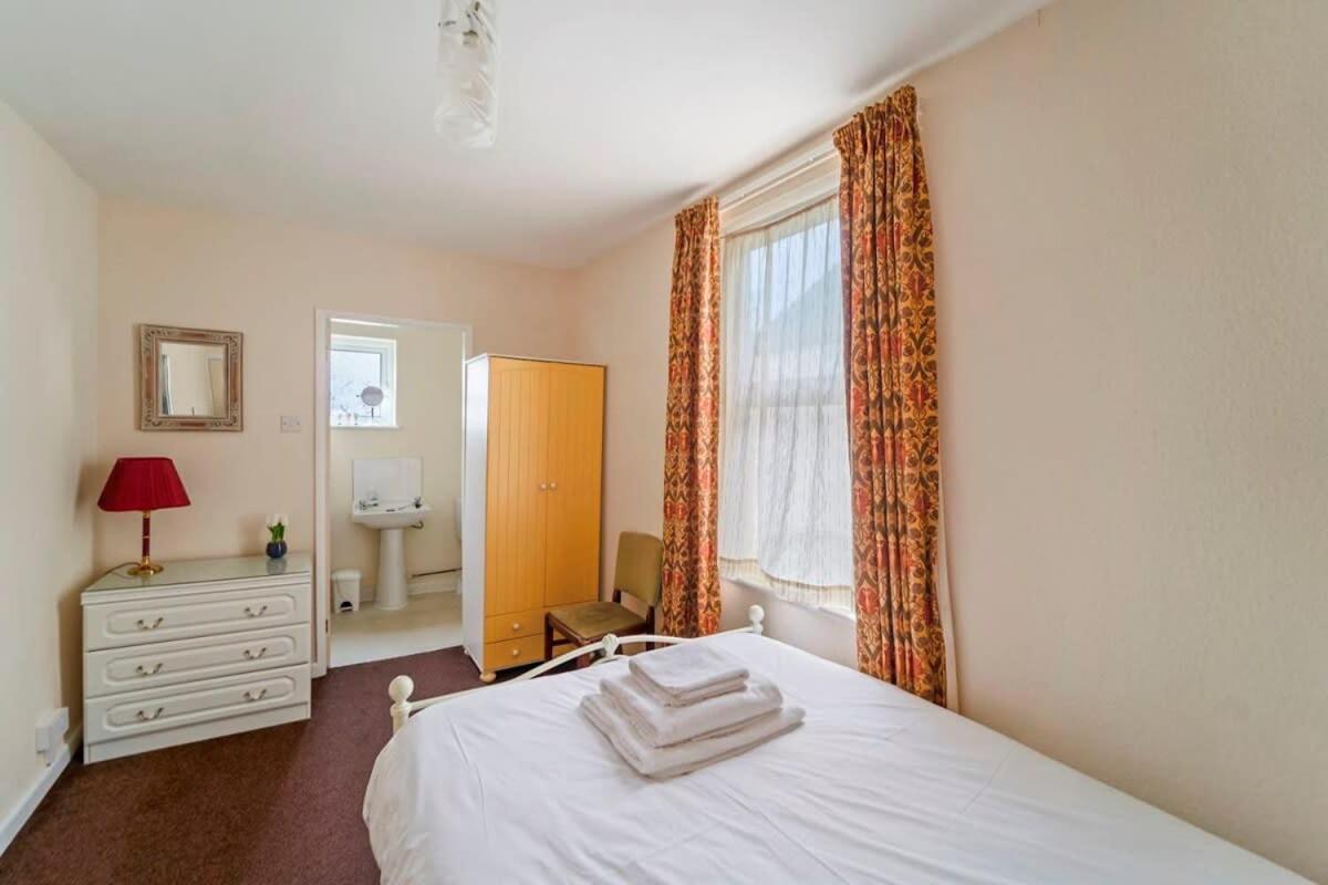 4 Bed Homely Retreat - Wolverhampton Exterior photo