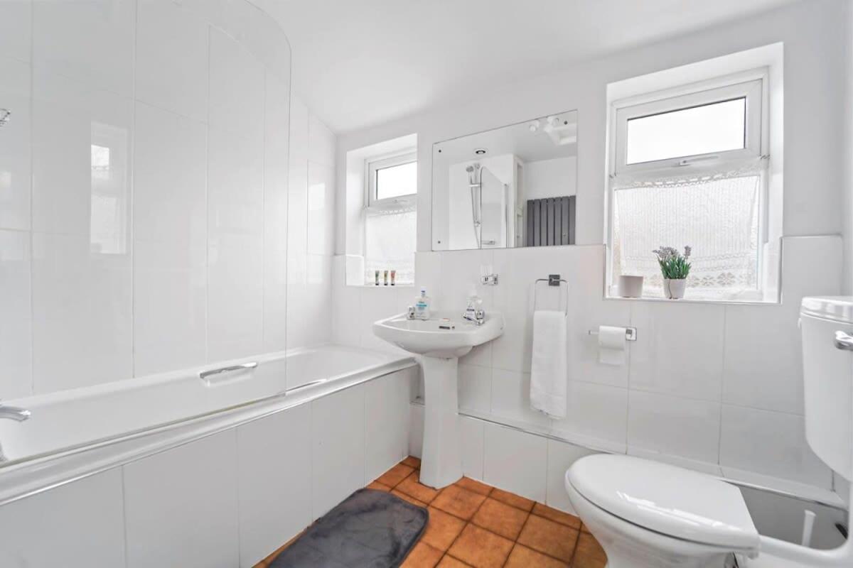 4 Bed Homely Retreat - Wolverhampton Exterior photo