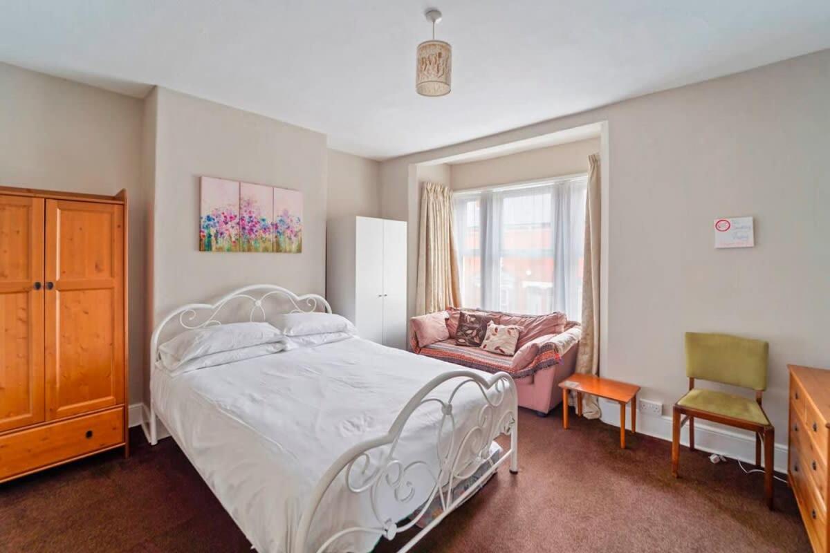 4 Bed Homely Retreat - Wolverhampton Exterior photo
