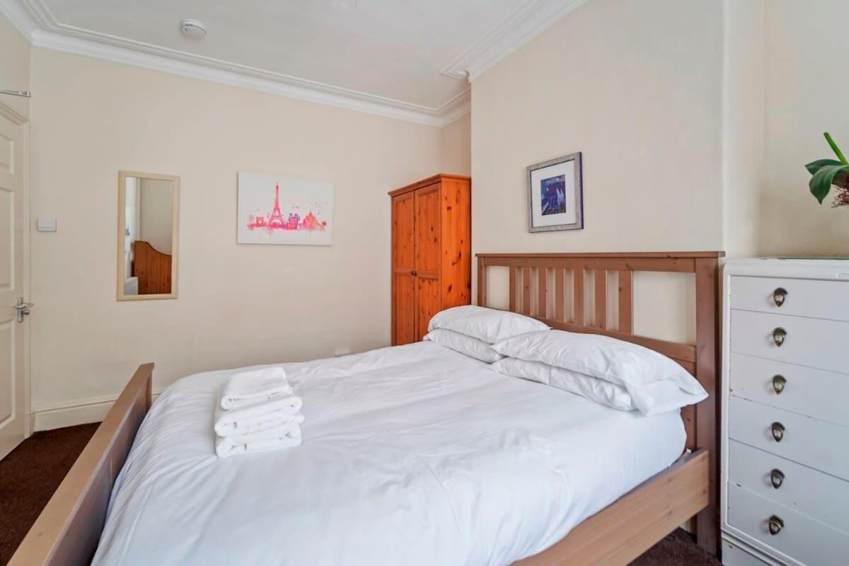 4 Bed Homely Retreat - Wolverhampton Exterior photo