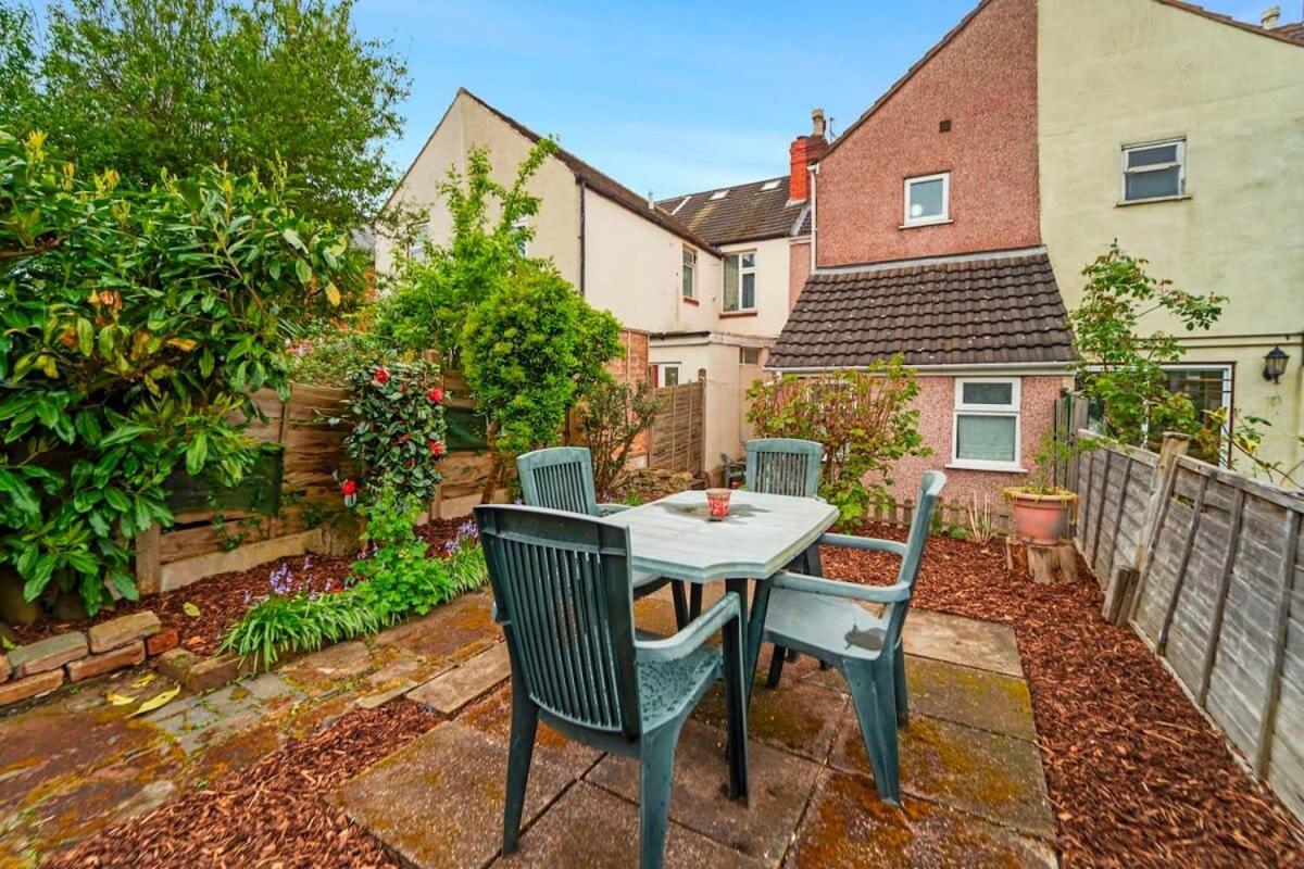 4 Bed Homely Retreat - Wolverhampton Exterior photo