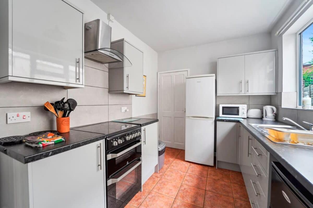 4 Bed Homely Retreat - Wolverhampton Exterior photo